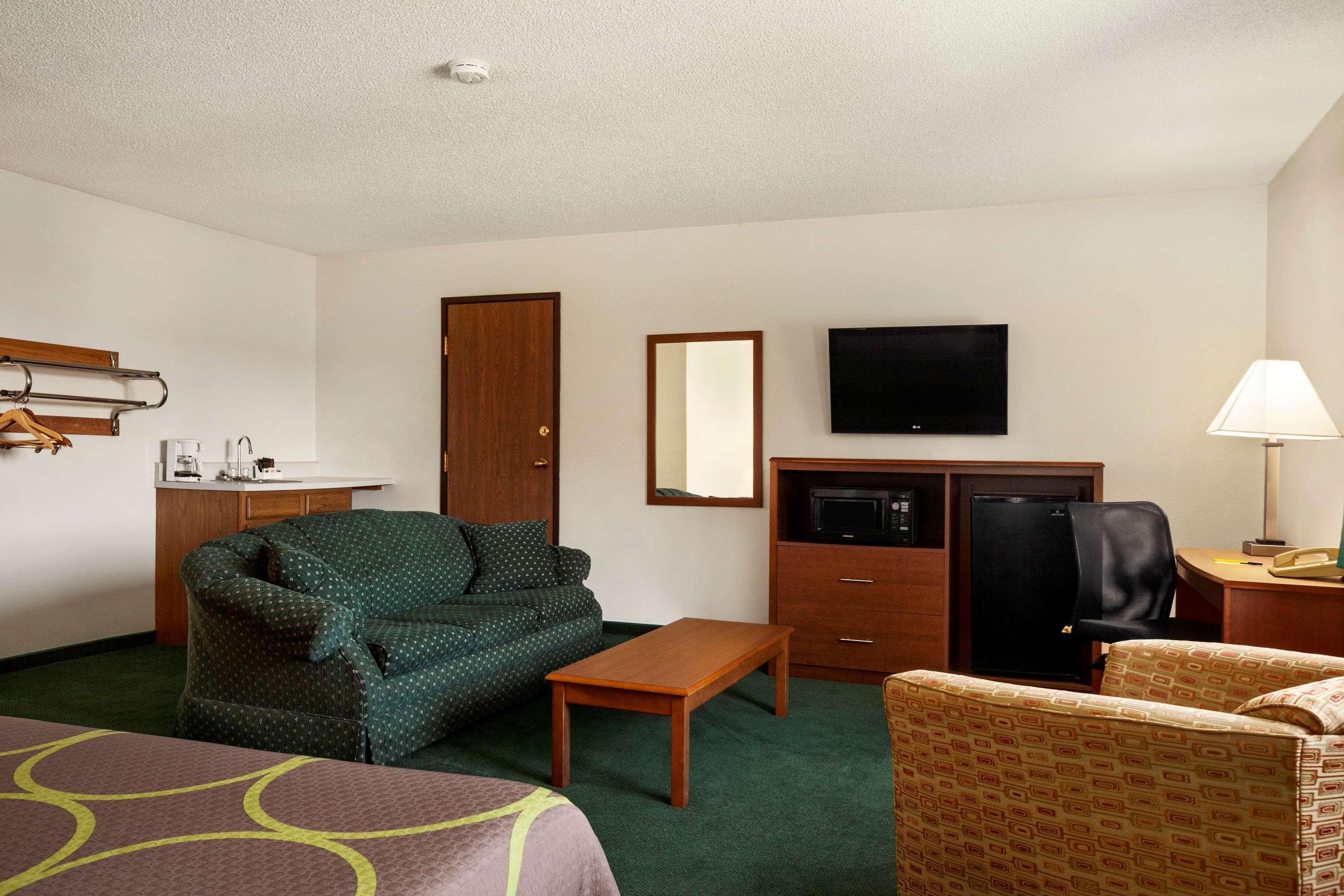 Super 8 By Wyndham Hotel 2*